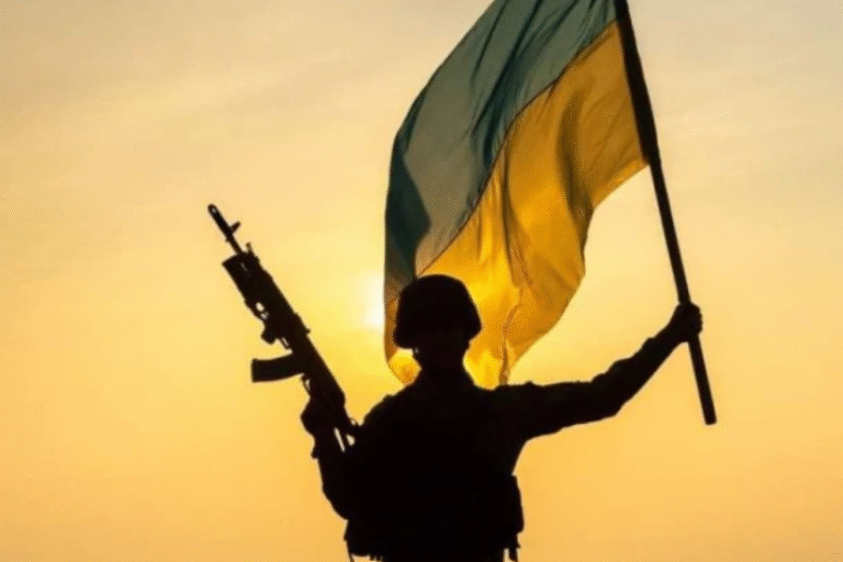 Морпіхи до Дня Конституції встановили український прапор на окупованому лівобережжі Херсонщини
