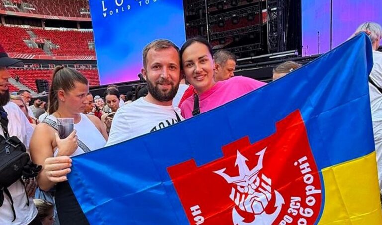 Соліст гурту Imagine Dragons Ден Рейнольдс підняв прапор 122-ої окремої бригади територіальної оборони ЗСУ на концерті у Мадриді