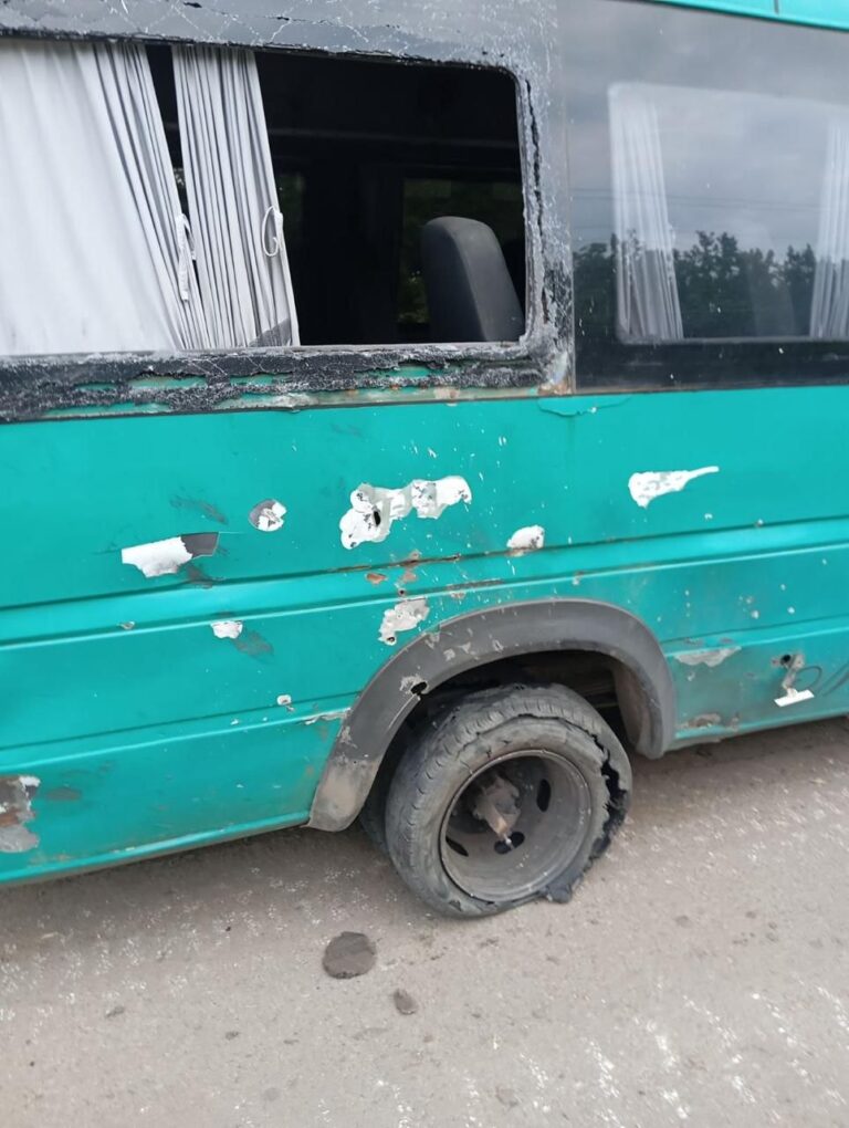 На Дніпропетровщині росіяни скинули вибухівку з дрона на евакуаційний автобус