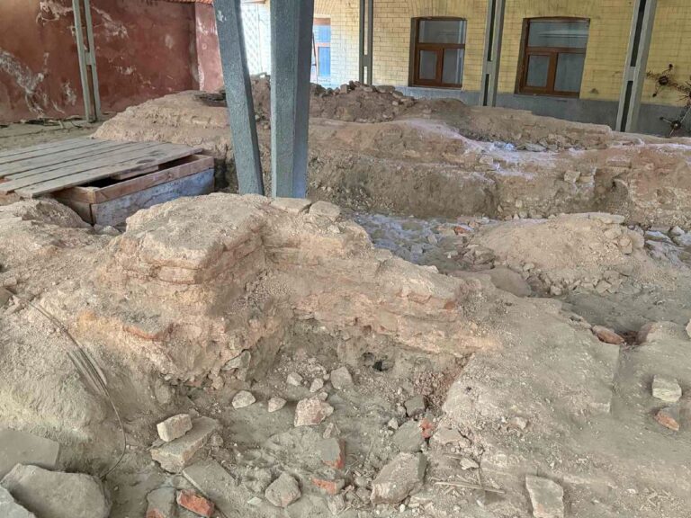 У Києві оглянули залишки мурованої брами на території Михайлівського Золотоверхого монастиря