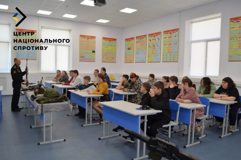 На окупованих територіях заманюють випускників шкіл до військових вишів Росії