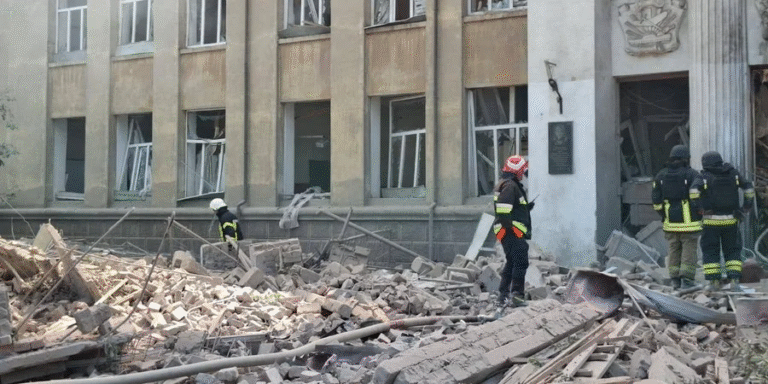 У Білгород-Дністровському підліток самостійно вибрався з-під завалів ліцею після ракетного удару та врятував друга