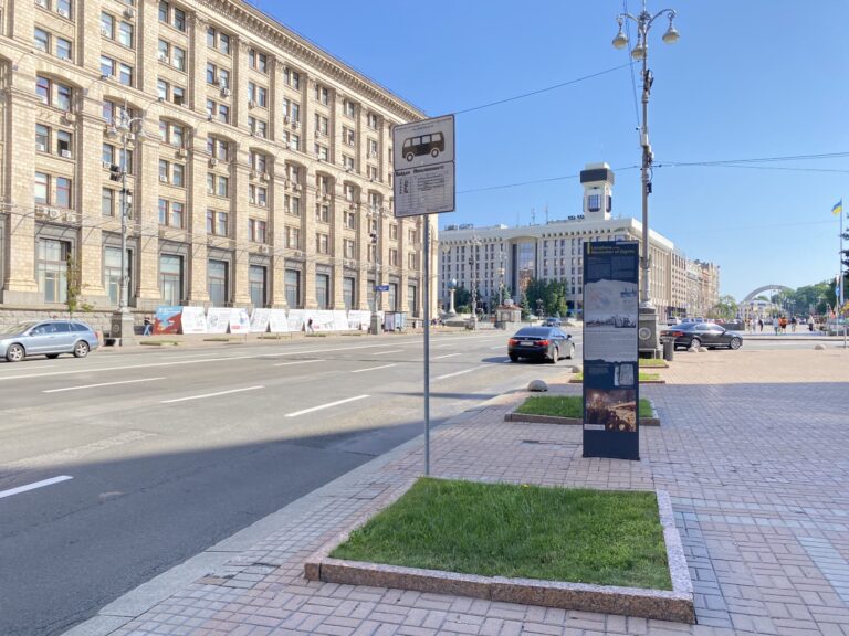 У Києві перенесли зупинку транспорту «Майдан Незалежності» біля меморіалу з прапорцями — КМДА