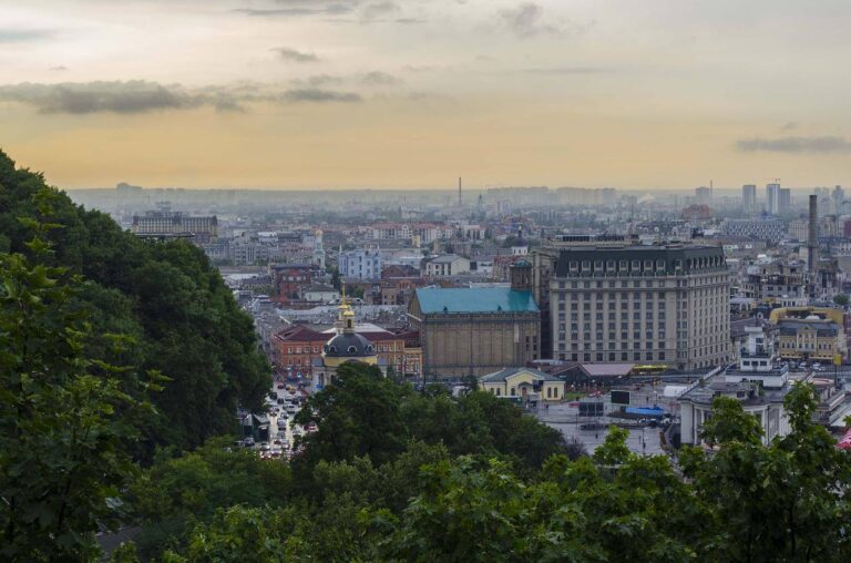 Київ вийшов у фінал міжнародного конкурсу Bloomberg Philanthropies 2025 Mayors Challenge з проєктом цифровізації освітніх сервісів