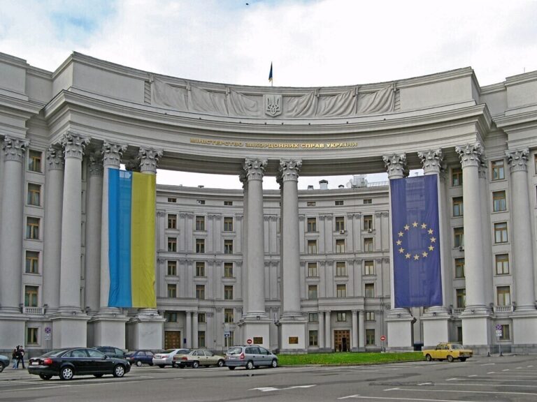 На російсько-грузинському кордоні в неналежних умовах утримують українців, депортованих з Росії — МЗС