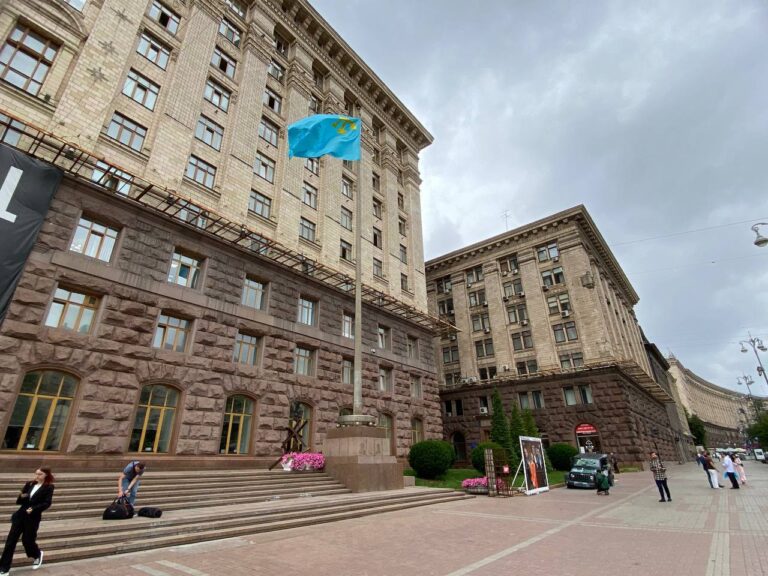 26 червня — День кримськотатарського прапора. Біля будівлі КМДА розгорнули стяг