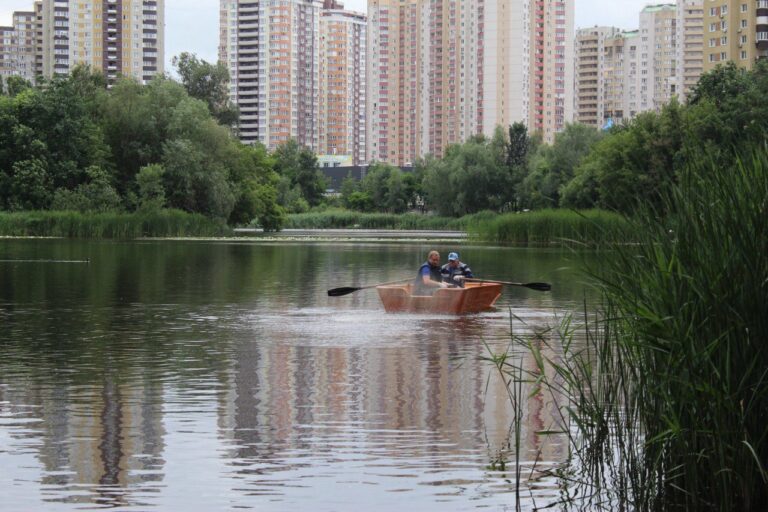 У Києві на Позняках провели оздоровлення та очищення озера Жандарка