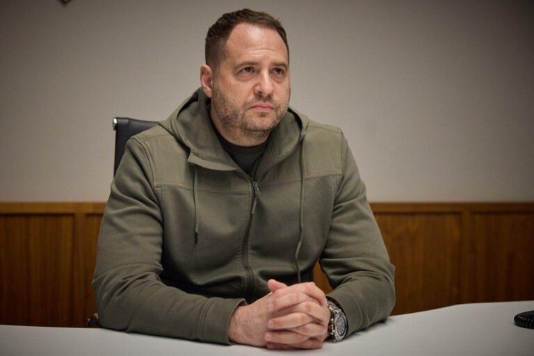 «Ситуація важка», але Україна продовжує зривати наступи РФ — Єрмак