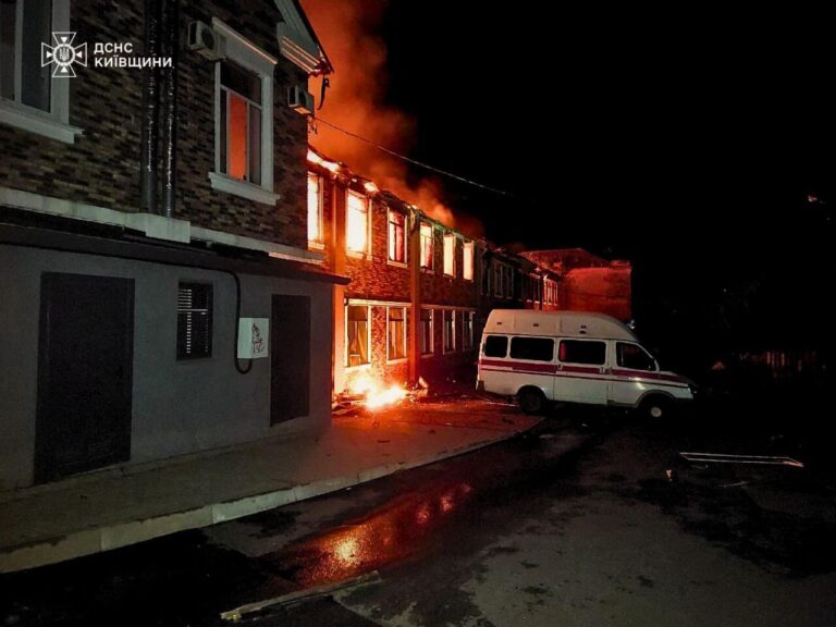 Внаслідок ворожої атаки на Київщині загинула жінка, є поранені
