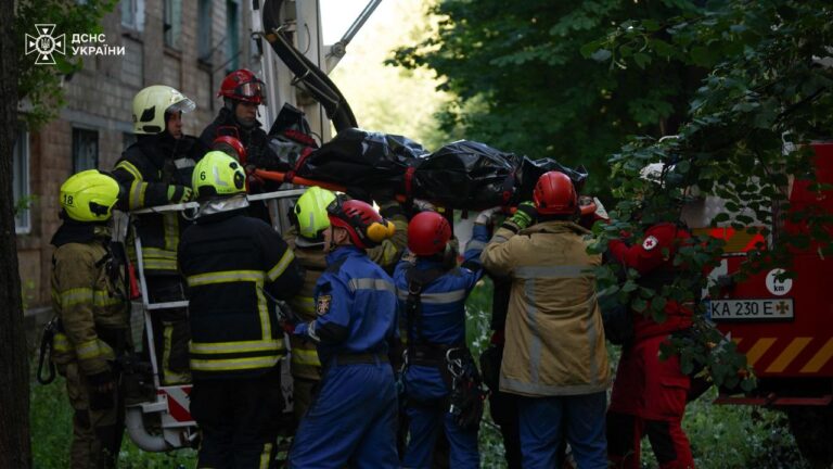 Кількість загиблих внаслідок російського удару в Києві зросла до 6 людей