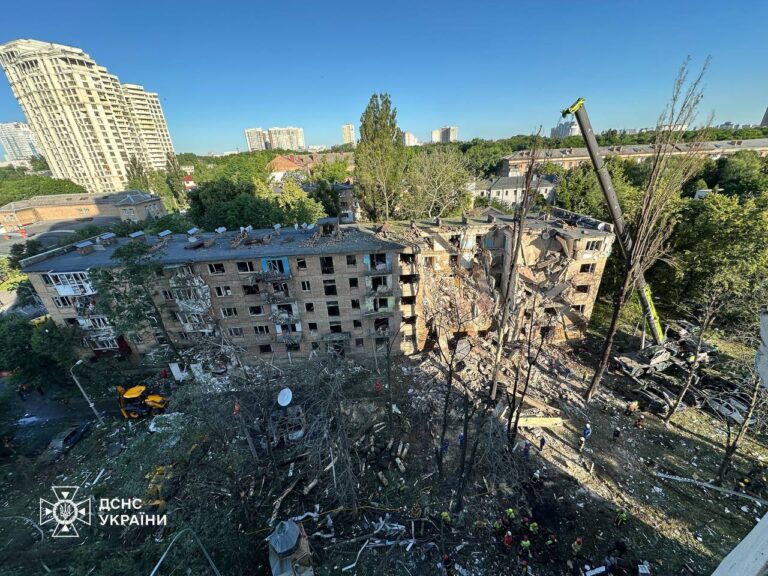 У Шевченківському районі знайшли тіло сьомої жертви: під завалами можуть залишатися люди