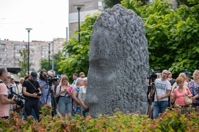 На Оболоні в Києві відкрили артоб’єкт «Усвідомлення» — у знак подяки воїнам тероборони, які стали на захист столиці