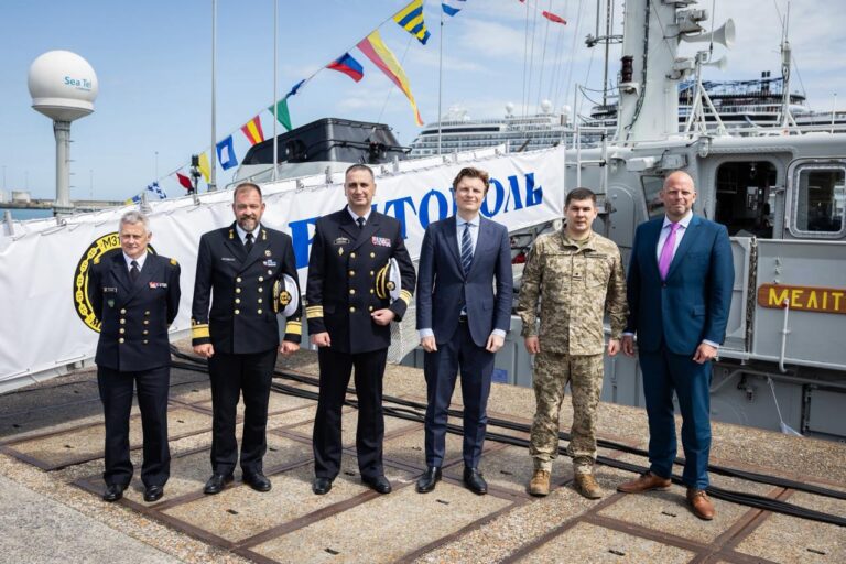 Нідерланди і Бельгія передали Україні два кораблі — шукачі мін