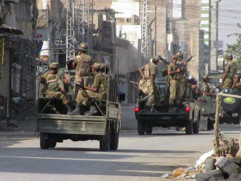 У Пакистані смертник підірвав військовий конвой, загинули 16 людей