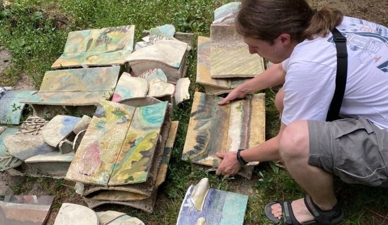 Викинуті керамічні панно Бібліотеки Шевченка для дітей знайшли на подвір’ї будинку