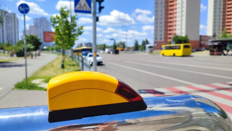 Безпека пішоходів і велосипедистів. На Троєщині у Києві нерегульований перехід обладнали світлофорами