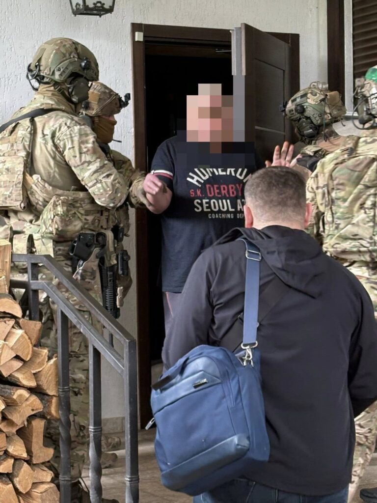 Експосадовця Міноборони та керівника компанії підозрюють у збитках на 33 млн грн при закупівлі гвинтівок