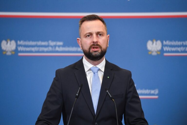 Шкодую, що американці приймають таке рішення – міністр оборони Польщі про постачання зброї Україні
