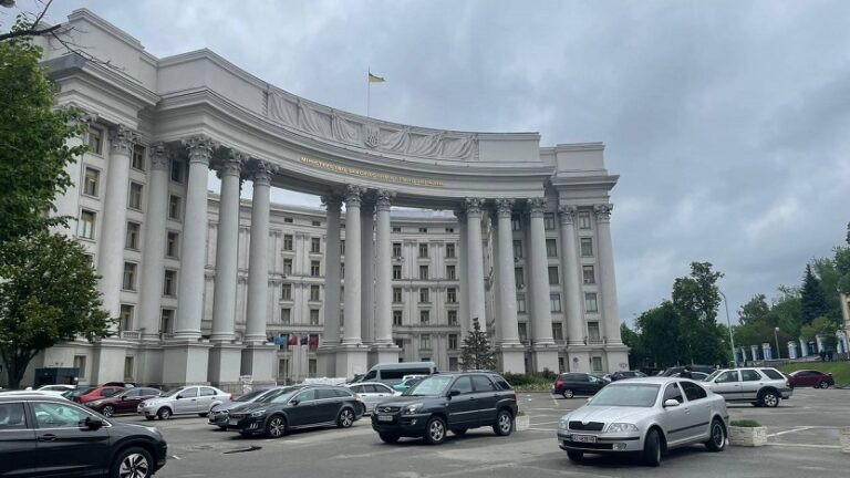 Київ і Вашингтон консультуються щодо відновлення постачань американської зброї Україні — МЗС
