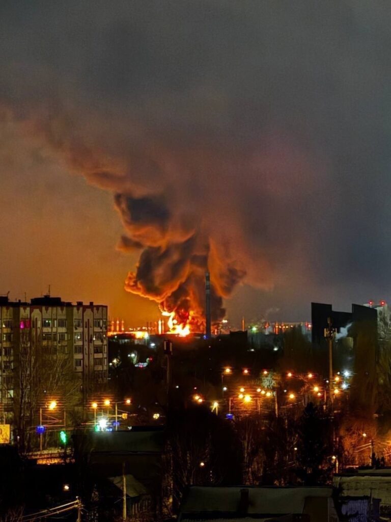 У російських Саратові та Енгельсі чули вибухи, 4 аеропорти призупинили роботу