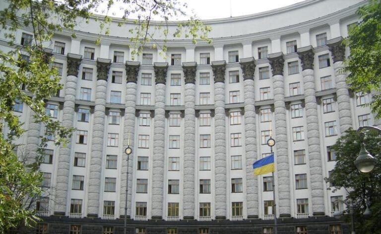 Кабмін запропонував відновити конкурси на державну службу, призупинені через війну