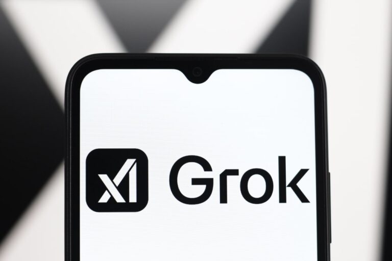 ЄС викликає представників X на розмову щодо скандального ШІ-бота Grok