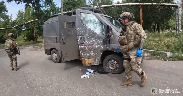 росіяни атакували авто, яке вивозило поранених цивільних у Покровську. Один із них стікав кров’ю і не вижив