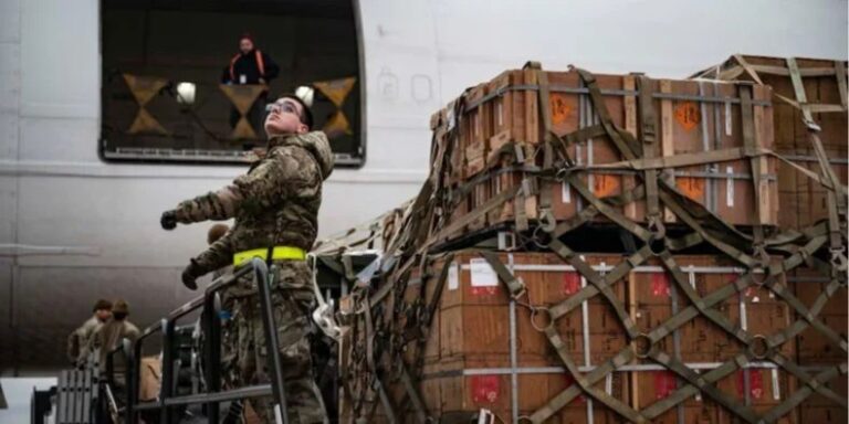 Журналіст NPR розповів, скільки і якої призначеної Україні зброї перебуває в Польщі