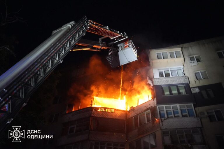 Російський дрон влучив у 9-поверхівку в Одесі. Внаслідок удару виникла пожежа, 4 постраждалих