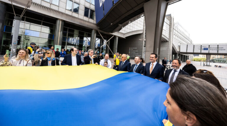 Тридцятиметровий прапор України розгорнули навпроти Європарламенту
