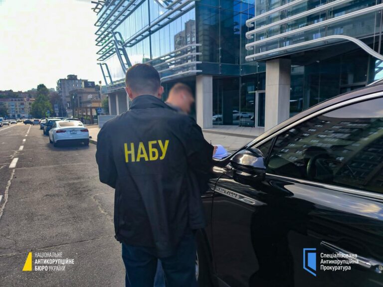 Посадовця Міноборони підозрюють у хабарі в $1,3 млн за будівництво житла