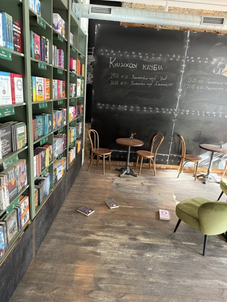 У центрі Києва російський обстріл пошкодив книгарні Книголенд та Readeat