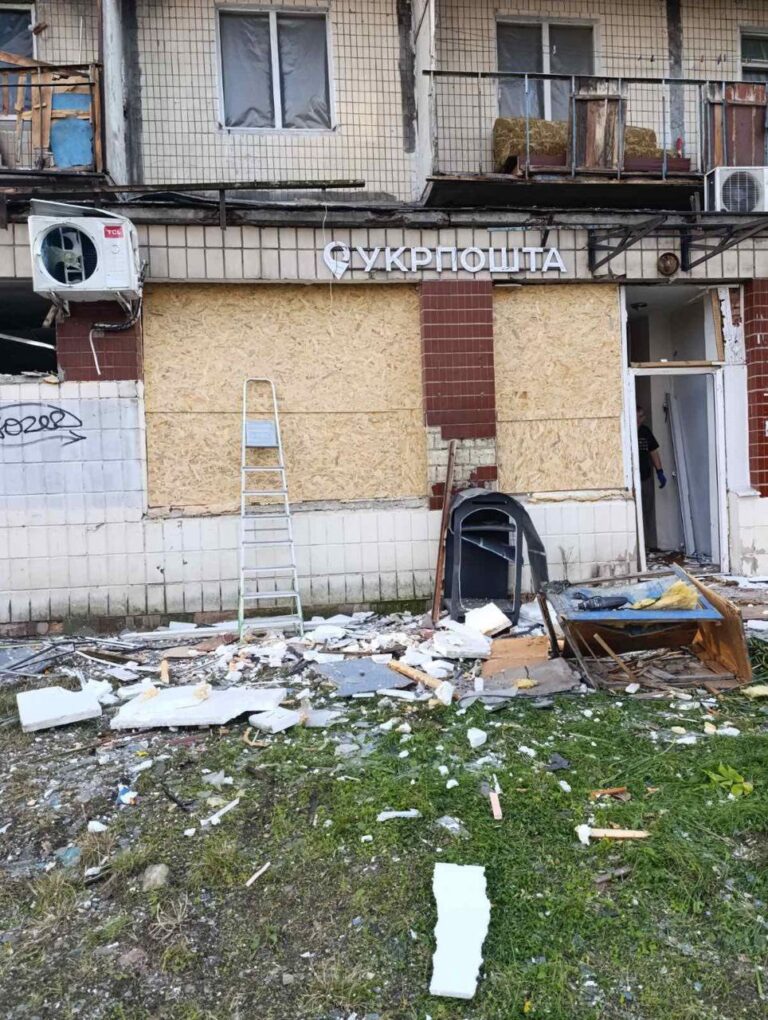 У Києві під час російської атаки було знищено відділення Укрпошти