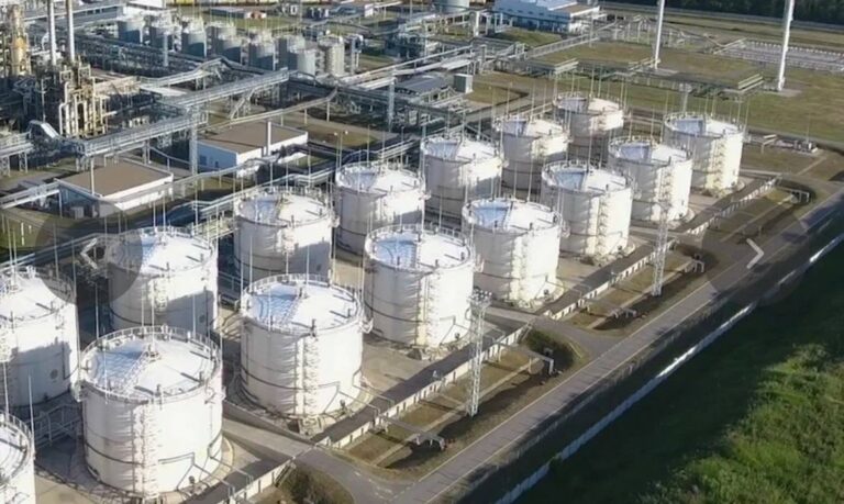 У Ростовській області ціле місто залишилося без води через гасіння пожежі на Новошахтинському НПЗ