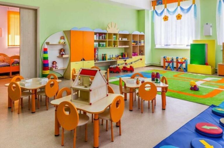Земля і будинки за 3,2 млн грн: у головного санлікаря перевіряють походження майна