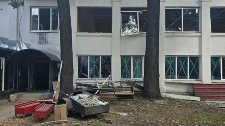 Атака по Києву: росіяни розтрощили відому льодову арену «Сокола»