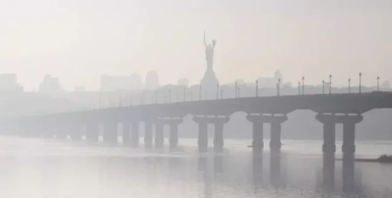 Київ у полоні «повітряного апокаліпсису»: туман або небезпечний пил?