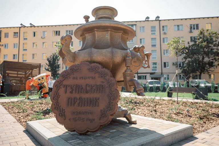 У Маріуполі окупанти знищили усі українські мурали, натомість зʼявився памʼятник прянику і самовару
