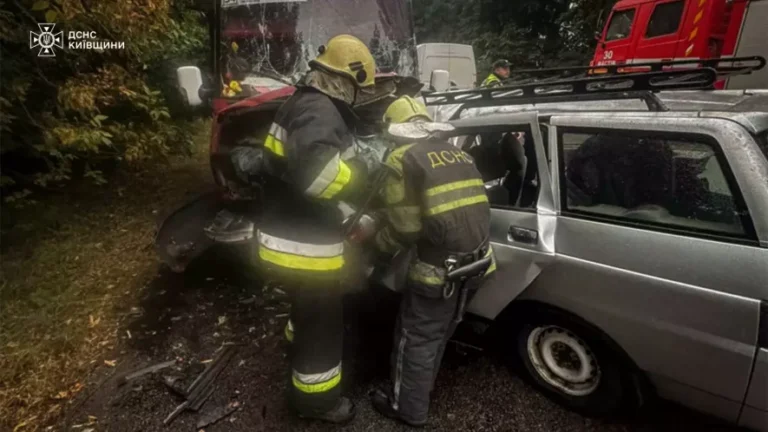 Аварія за участю легковика та маршрутки на Київщині: рятувальники звільнили постраждалого – подробиці події