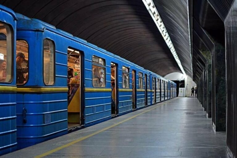 Тривожні кнопки і заборона візків у київському метро: всі нюанси