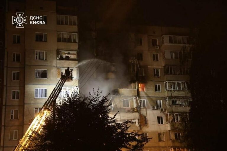 Дрони в Києві забрали життя немовляти: рятувальники борються з наслідками