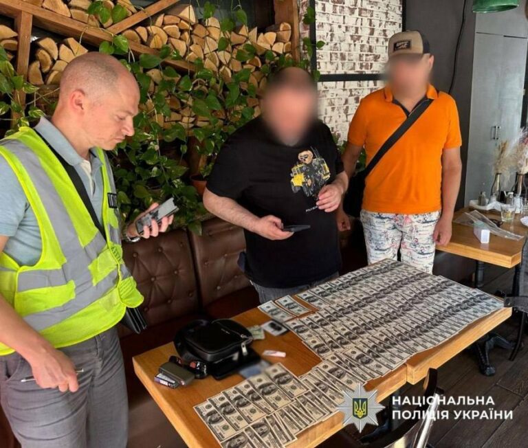 «Бронювання» за долари: у Києві затримали чиновника Міноборони