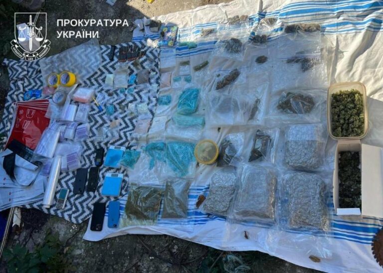 Наркоторгівля поштою: трійцю з Дніпропетровщини затримали у Києві
