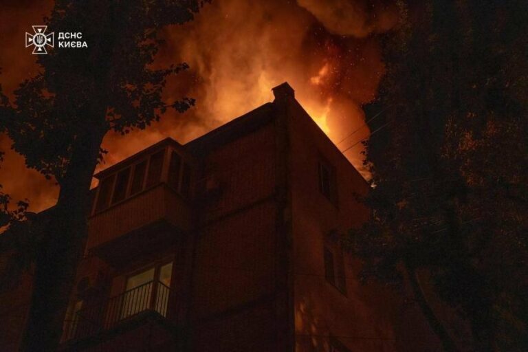 Евакуація тисяч у Києві: рятувальники виводили людей з охопленого вогнем будинку