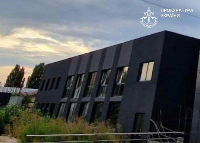 Скандал у Деснянському районі Києва: хто стане власником незаконно зведеної будівлі?