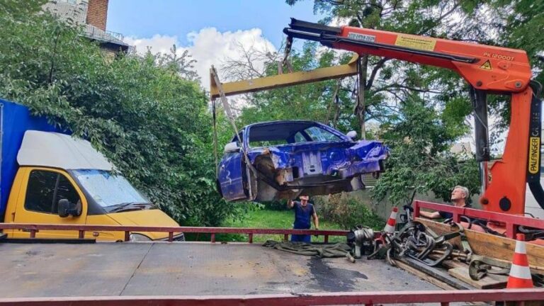 Атаки агресора не стали на заваді: у Києві провели очистку дворів від автомобілів.