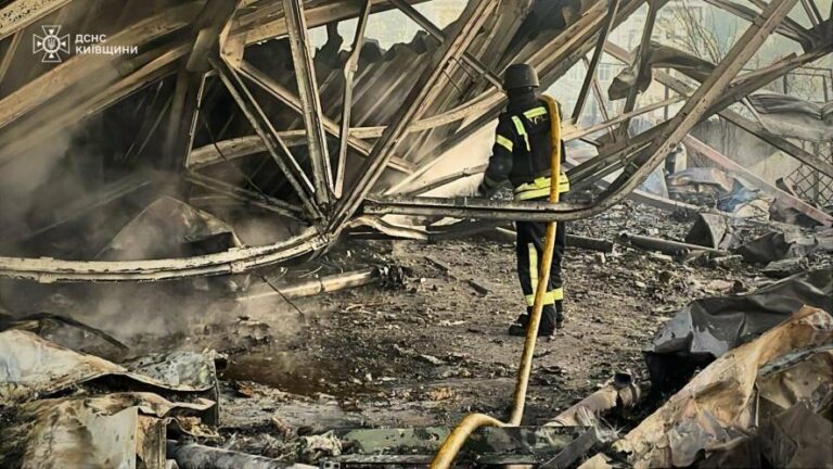 Київська область після нічного нальоту: постраждалі, вогняні спалахи та уламки дронів у регіоні