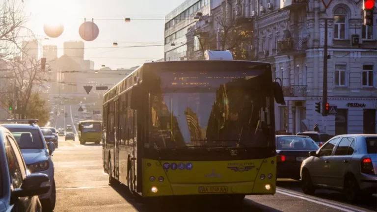 Ворожий обстріл паралізував транспорт в Києві: що зміниться у русі
