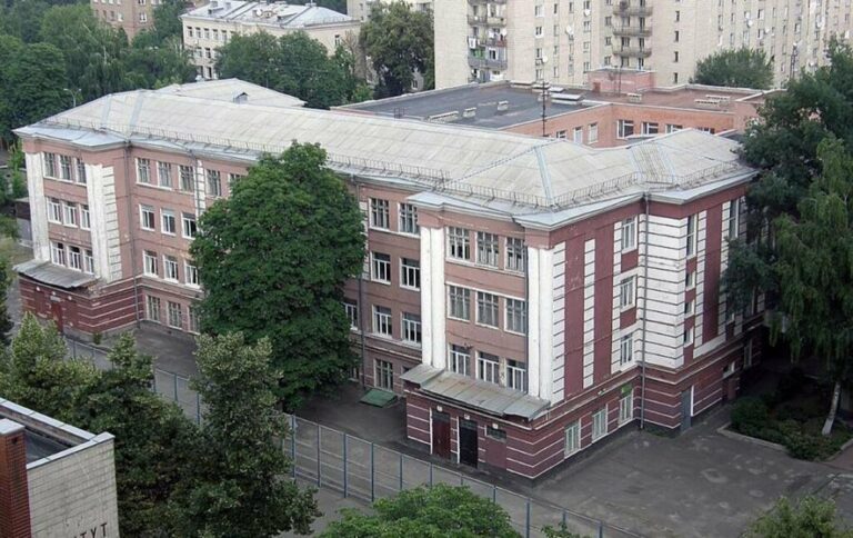 Сутички через стиль: у Києві учнів не впустили до школи через одяг