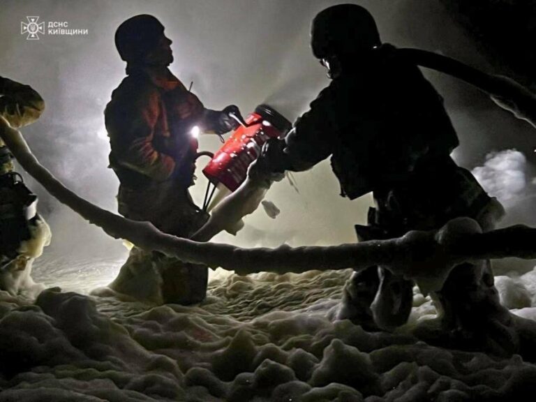 Нічна атака на Київщині: рятувальники ліквідували масштабну пожежу на заводі